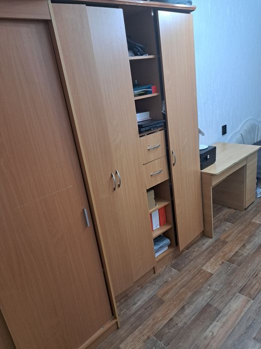Продаются шкаф и стол (все вместе).