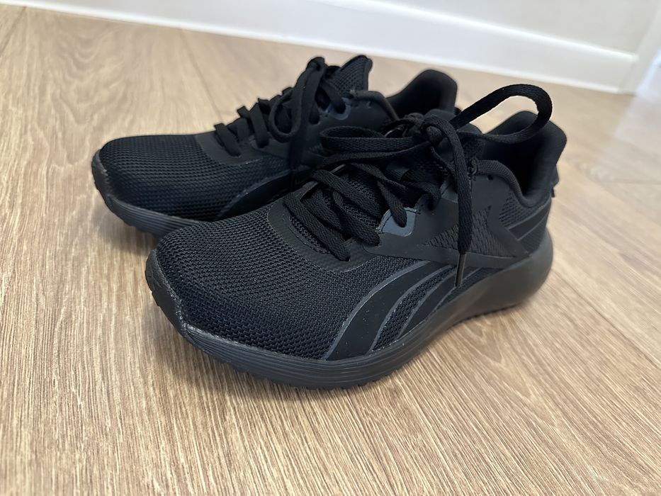 Кроссовки спортивные