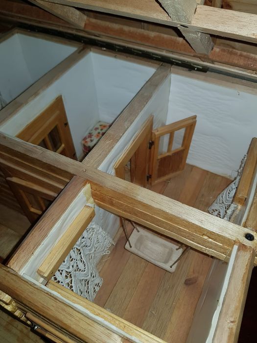 Căsuță din lemn sculptată manual