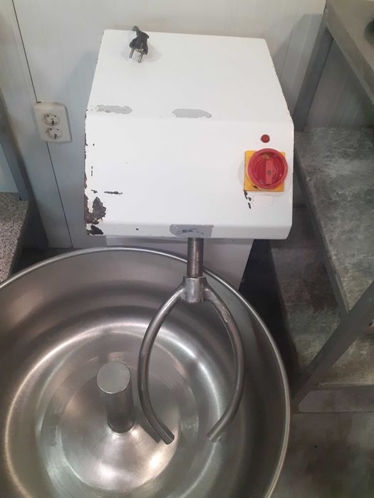 Вилична тестомесачка