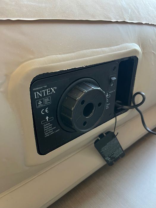 Надуваемо легло двойно легло Intex с вградена помпа за надуване