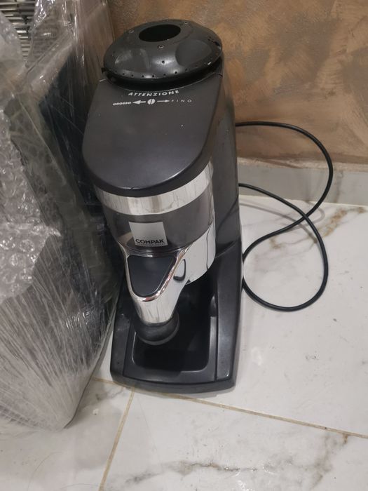 Продавам кафемашина EXPOBAR и кафемелачка