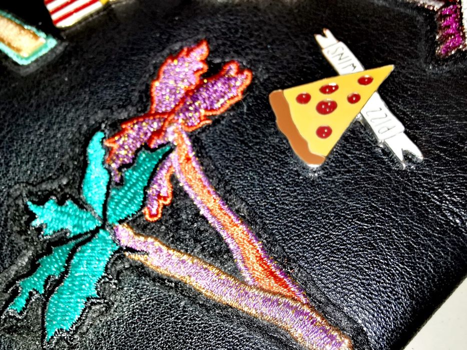 Чанта Zara Зара с апликации нашивки значки черна с цип без презрамка