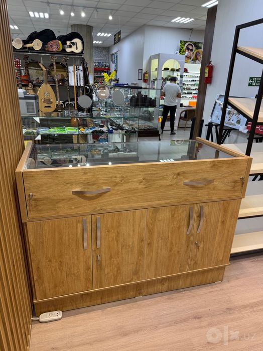 Продается мебель и оборудование из бутика женской одежды