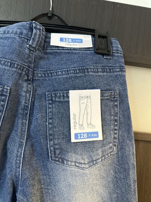 Blugi baietii noi cu eticheta