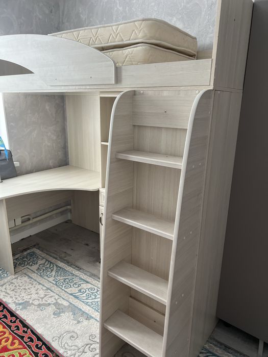 Кравать,шкаф,стол бірге