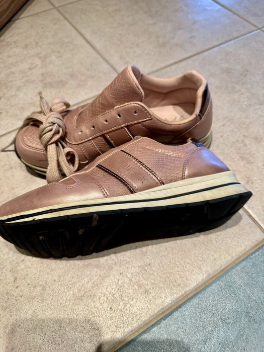 Дамски спортни обувки