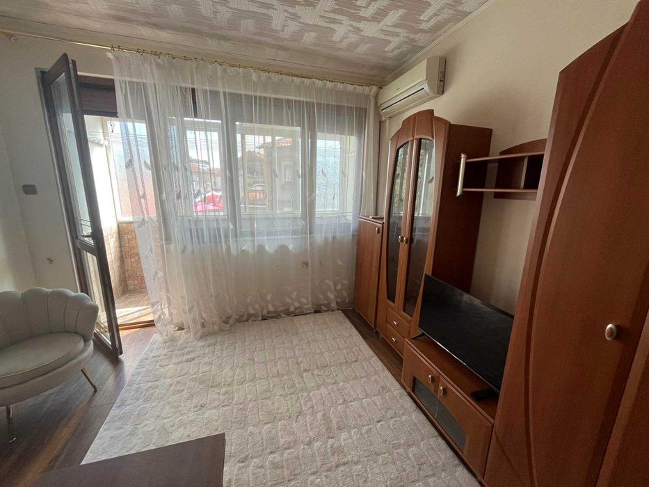 Обзаведен тристаен апартамент под наем в суперцентъра на Казанлък