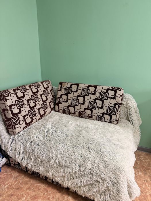 Диван раздвижной и комод