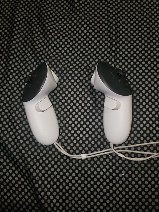 Cască VR Meta Quest 2 + controllere – stare foarte bună