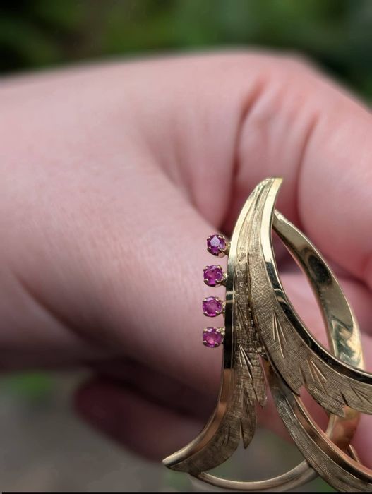 Veche brose din aur de 14K 585, cu pietre rosii rubine