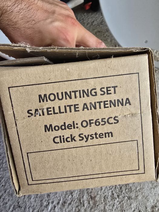 Сателитна чиния с крепежни елементи за стена