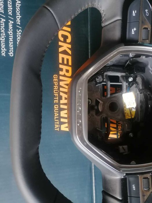 Продавам оригинален кожен мулти волан за Пежо 208. 2008 2019 г.