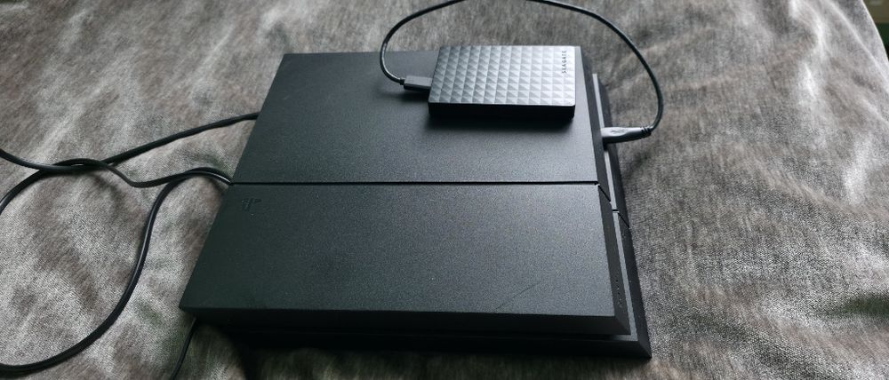 Vand PlayStation 4 cu Hard-Disk extern 2TB memorie, 24 de jocuri si 2 controllers