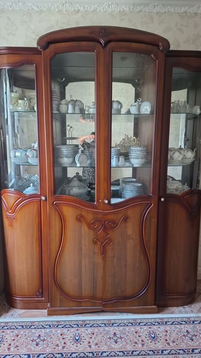 Продаётся сервант с комодом