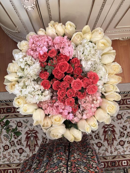 Огромный букет в корзине