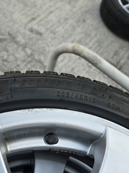 4 Броя 205/45/16 Michelin 2x7,2mm 2x6,8mm