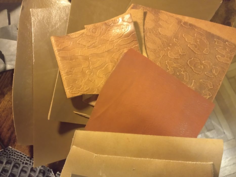 Bucati medii si mici de piele dura