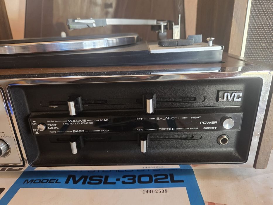 Vând pick-un cu radio JVC