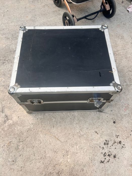 Продавам куфар за музикални уреди