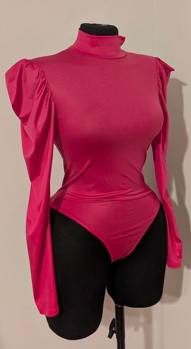 Body roz intens cu umeri structurați – piesă de impact