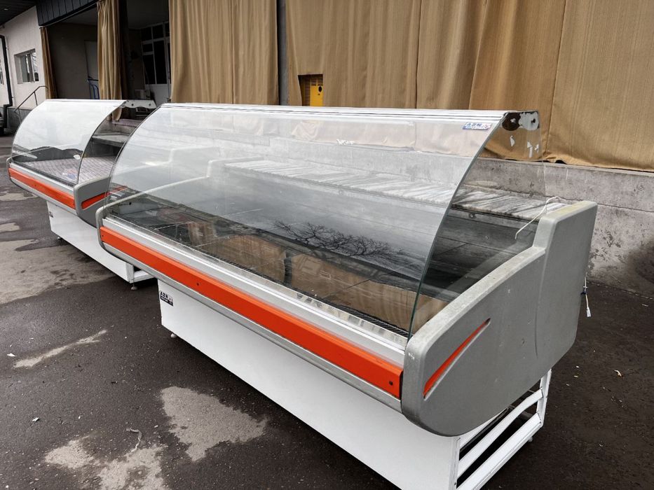 Продаётся витрина холодильник AZN