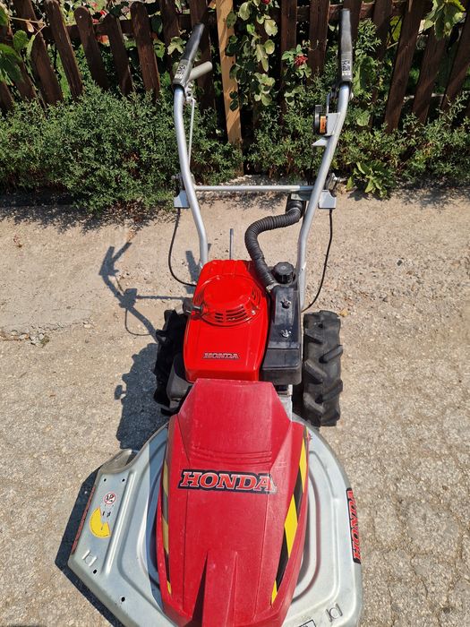 Професионална самоходна косачка за висока трева HONDA UM 24