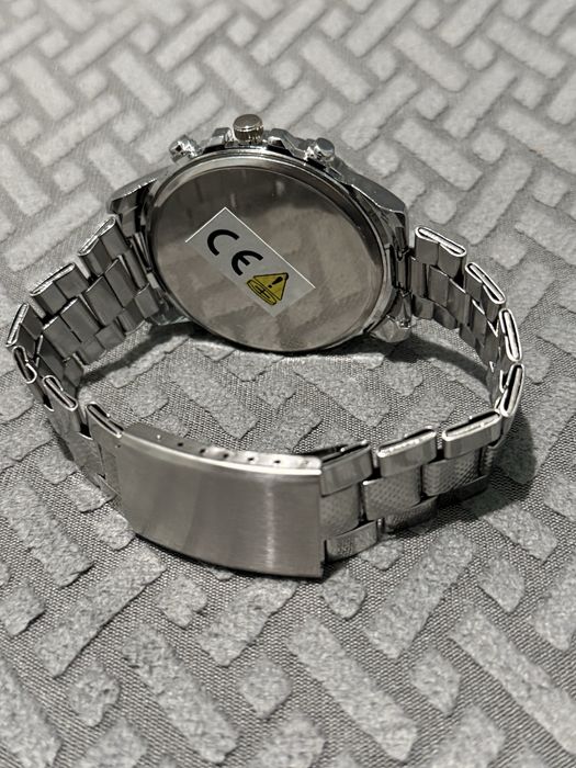 Серебристые наручные часы