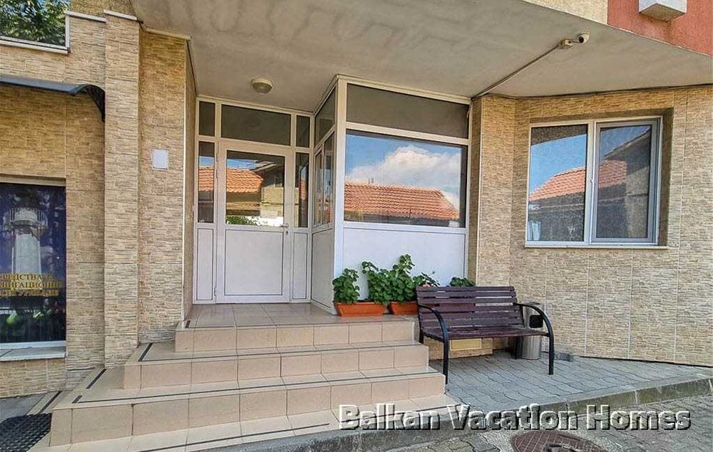 Просторен двустаен апартамент с тераса и басейн в Галата, Варна