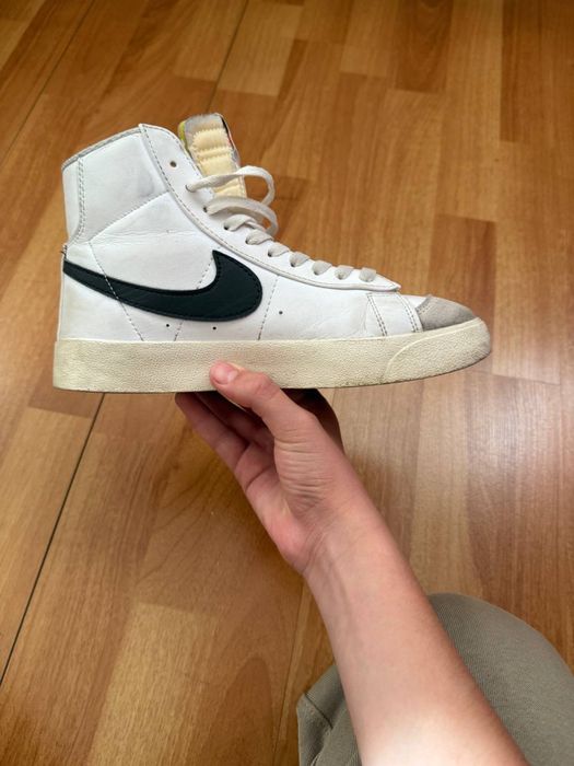 Высокие белые кроссовки