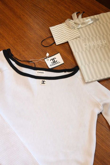 бяла блуза с дълъг ръкав шанел с черно chanel вталена с деколте лодка