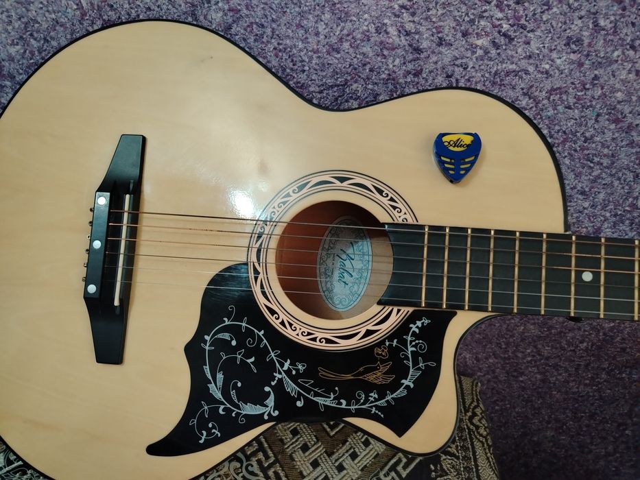 39 - dyumli akustik gitara sotiladi