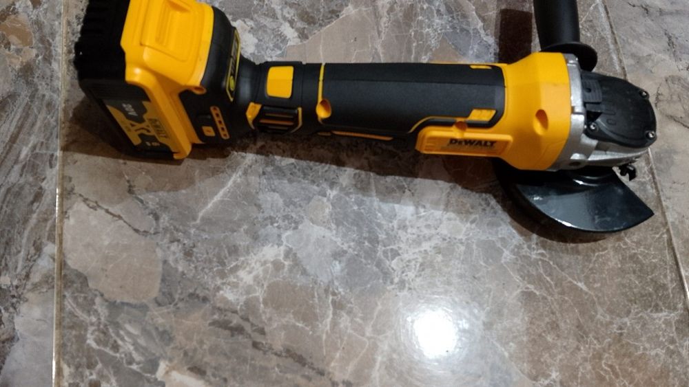 Flex cu variator dewalt și o baterie de 6A