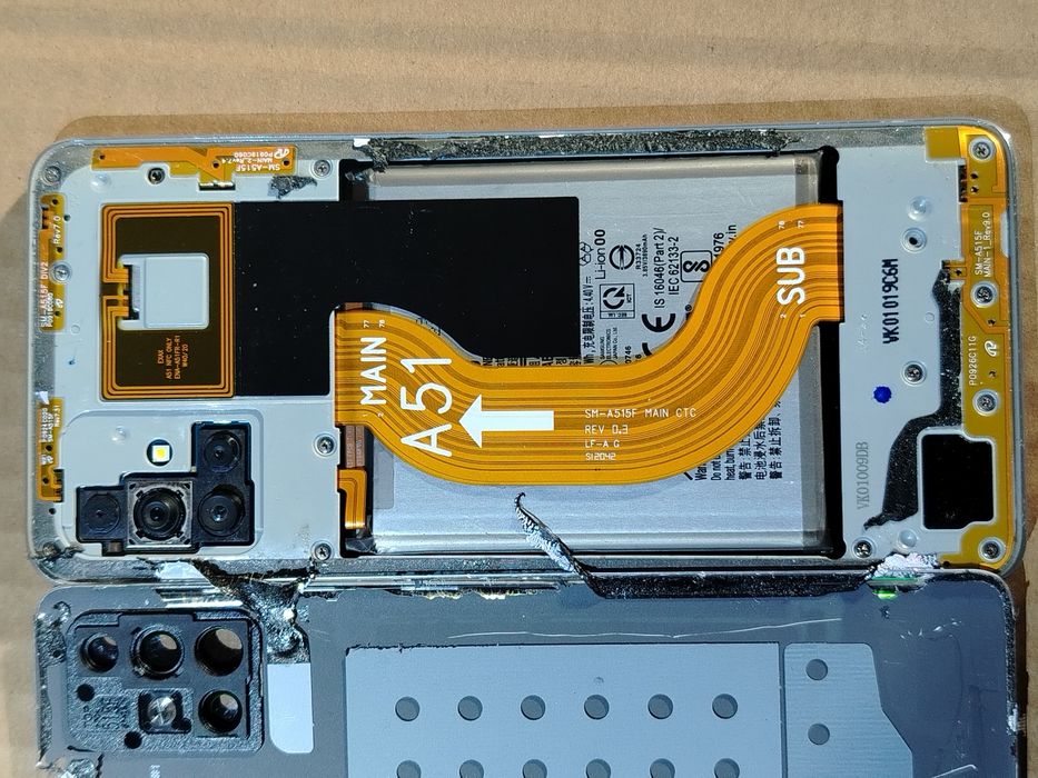 Samsung Galaxy A51 cu display-ul defect (spart). Vibrează, se aud sunete