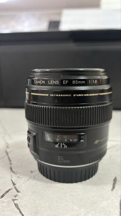 Объектив Canon 85 mm / 1.8