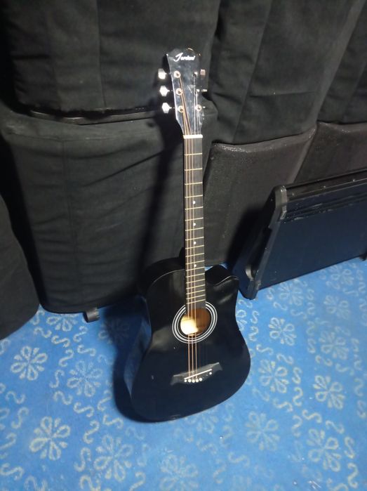 Acoustic gitara sotiladi