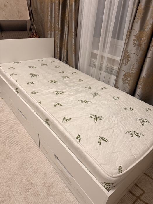 Продается кровать с матрасом!