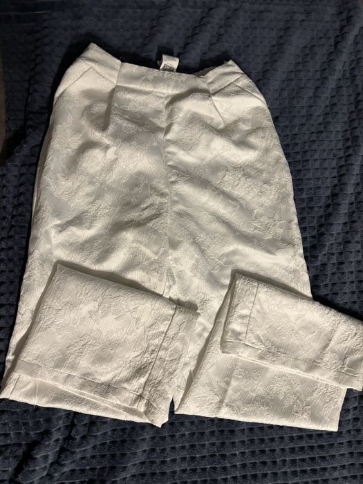 Бял костюм с прешити цветя