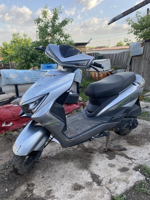 Подам скутер м 10  с дументкми