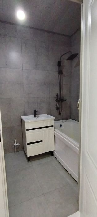 2 xona uy 1-maktab Navoiy shahar