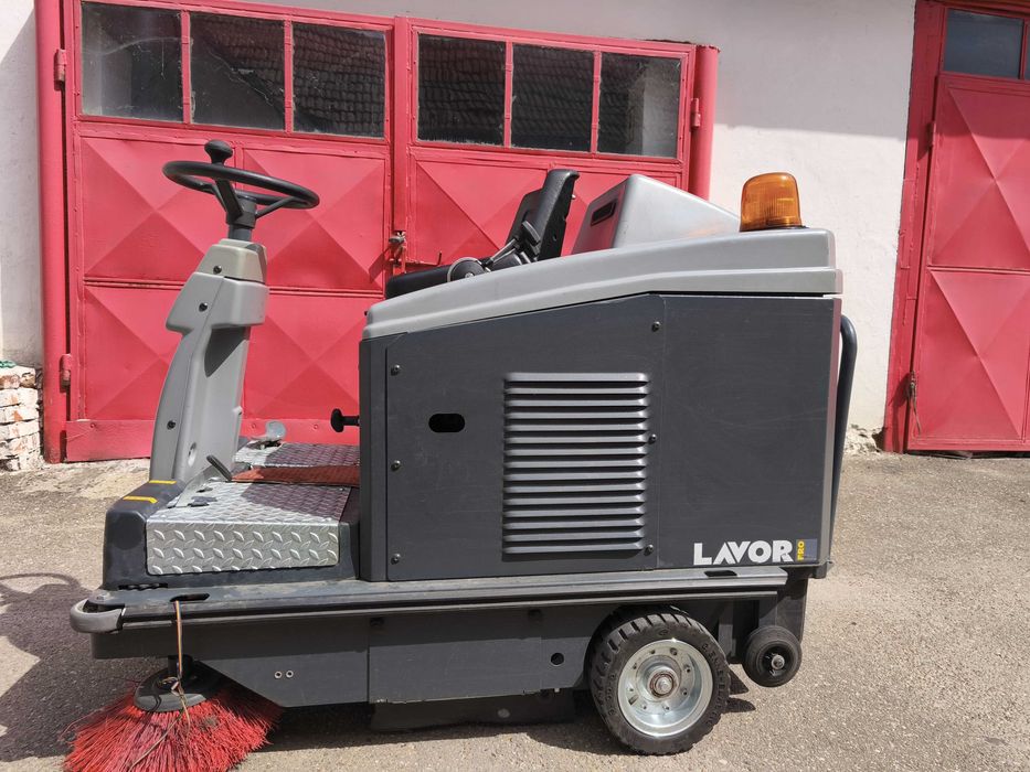 Închiriere măturătoare profesională Lavor SWL R1000 ST cu motor Honda!