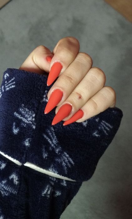 Realizez unghii cu gel