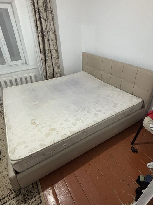 кровать с матрасом