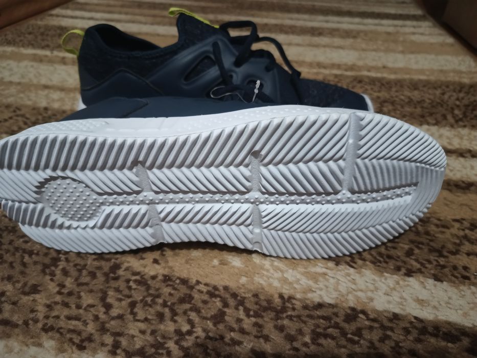 Adidasi marime  41 noi,