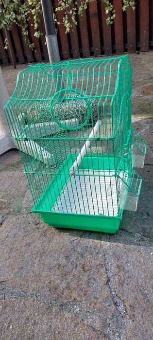 Продавам малка клетка за птички.
