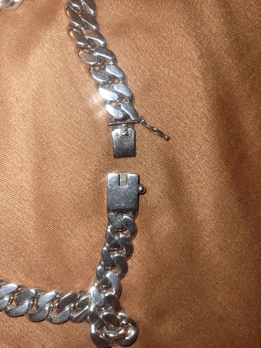 Lanț Miami Cuban din Argint 925 – HEAVY | 208,8 g | 55 cm 

Vând la