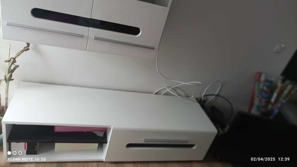 Продава се комплект салонни  мебели бял гланц