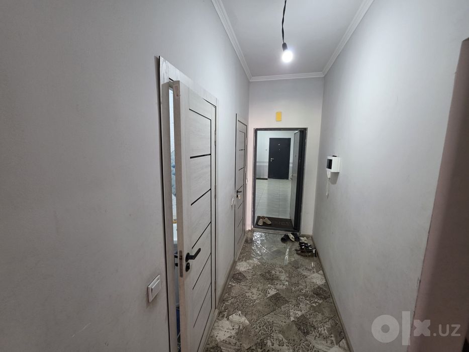 Янги Дархон. 3 хонали уй.  1 та аел яшийди 5 та студент кизни куяди