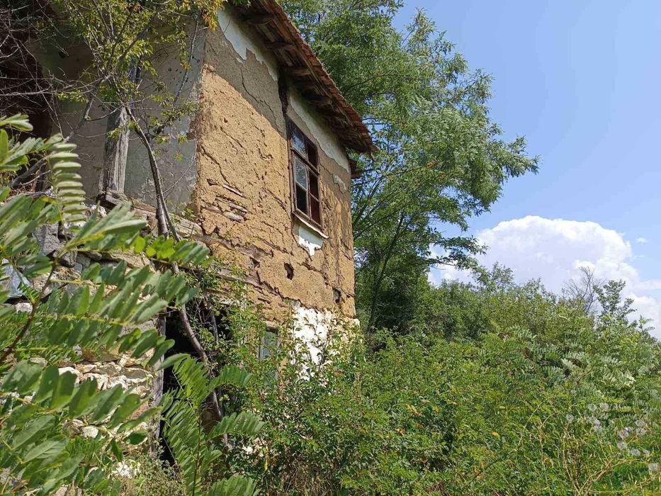 Продава красива плетена къща в с.Радуловци на 35 км. от София
