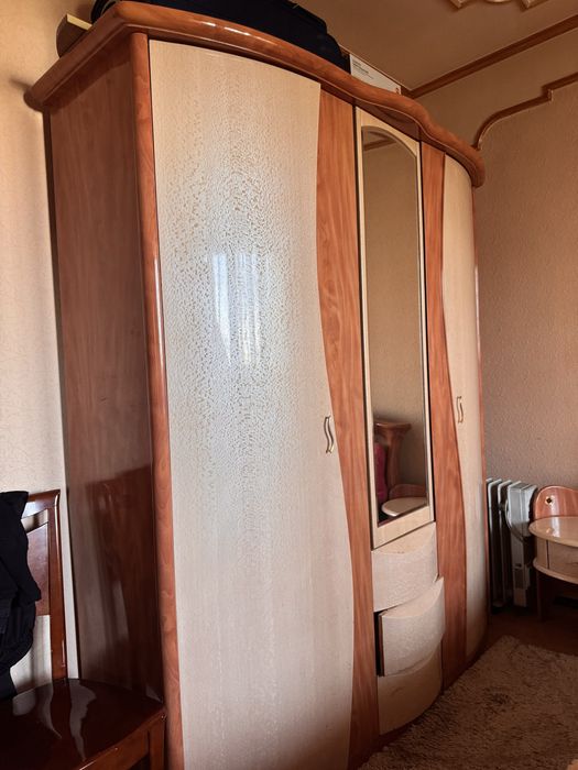 Продам спальный гарнитур